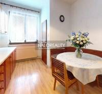 Konyha családi házban fa dekorációjú padlóval és virágdíszítéssel.