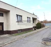 Családi ház Poltár városában lapos tetővel és az út mellett garázzsal.