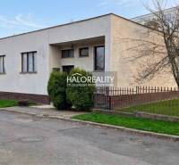 Családi ház Poltáron előkerttel, kerítéssel és gondozott gyepfelülettel egy csendes utcában.