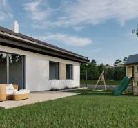 A Kostolná utcai családi ház külső része Drahovce-ban terasszal és játszótérrel.