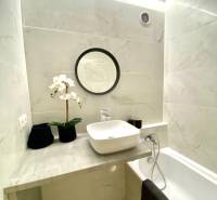 Fürdőszoba mosdókagylóval a pulton, káddal és dekorációval, 2 szobás lakás.