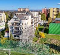 Kilátás a piešťany-i lakótelepre az E. Belluša utcában egy 3 szobás lakással.