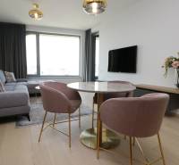 Nappali egy kétszobás lakásban, fa dekorációjú padlóval és stílusos bútorokkal.