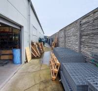 Raktárak és anyagok a Kamenna utcai üzlethelyiségekben, Zsolnán.