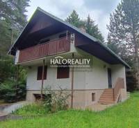 Házikó Borsky Svätý Jurban, zölddel és erdővel körülvéve, erkéllyel és kerttel.