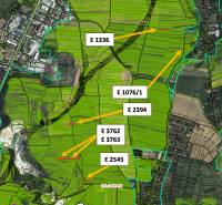 Légifelvétel Ludrová melletti mezőgazdasági és erdészeti területekről, parcellákkal.