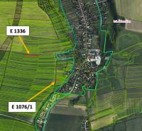 Légifelvétel a Ludrová mezőgazdasági és erdőterületeiről, kijelölt parcellákkal.