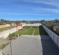 A Horvát utcai családi ház kertje Szlovák Grobban, falakkal körülvéve.