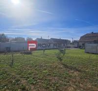 Kert a családi ház mellett a Horvát utcában, Szlovák Grobban, kerítéssel és gyepfelülettel.