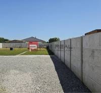 Murvás út és gyep egy családi ház mellett a Horvát utcában, Szlovákia Grobban.