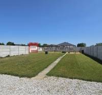 Kert gyepes és kavicsos felülettel a családi ház mellett a Horvát utcában, Szlovák Grobban.