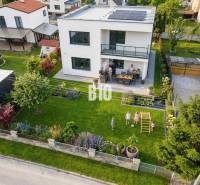 Családi ház Martinban, rendezett kerttel, pavilonnal és napelemekkel a tetőn.