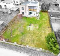 Családi ház Martinban kerttel és fákkal, kerítéssel körülvéve a magánélet biztosítása érdekében.