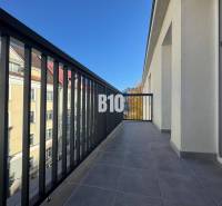 Erkély kilátással a zsolnai épületekre, alkalmas egy kétszobás lakáshoz.