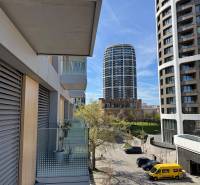 Kilátás az erkélyről a modern épületekre a Bottova utcában, Pozsony - Óvárosban.