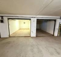 Fehér falú és betonpadlós garázsok, Dunaszerdahely, Újfalu.