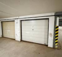 Fehér ajtós garázsok az Új Falu utcában, Dunaszerdahelyen.