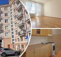 Lakomplexum a ČSA-n, Kassa, kilátással egy háromszobás lakásra. Fa mintázatú padló.