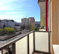 3 szobás lakás erkélye, kilátás a ČSA-ra, Kassa - Óváros városrész.
