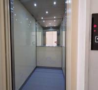 A lift belseje lámpákkal és tükörrel a 4. emeletet mutatja egy 3 szobás lakásban.