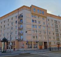 ČSA utca Kassa - Óváros városrészében lakóházzal és villamospályával.