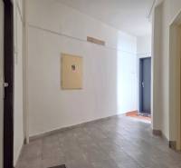 Egy 3 szobás lakás folyosója világos falakkal és szürke csempével.