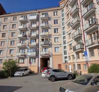 Ötemeletes lakóház a ČSA utcán, Kassa - Óváros városrész parkolóval.