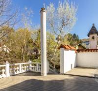 Fa terasz dekoráció a ház mellett Pozsony-Dúbravkán, a Plachého utcában.