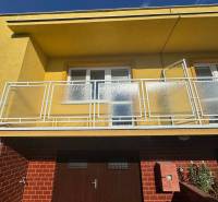 Családi ház Érsekújváron, az Érsekújvári utcában, erkéllyel és téglaburkolattal.