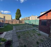 Kert gyepesítéssel és faházzal egy családi ház mellett Érsekújváron, Nové Zámky utca.