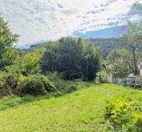 A Krivosúdoch-Bodovkában található családi ház kertje zölddel és fákkal van körülvéve.