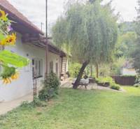 Családi ház Krivosúd-Bodovkán rendezett kerttel és paddal a fa alatt.