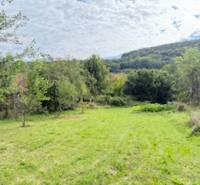 A Krivosúd-Bodovka utcában található családi ház kertje zölddel körülvéve.