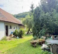 Családi ház kertje Krivosúd-Bodovkában, zölddel és fákkal körülvéve.