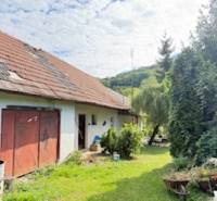 Családi ház udvara Krivosúd-Bodovkán garázzsal és növényekkel teli kerttel.