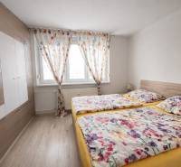 Spálňa s kvetinovými prikrývkami.png