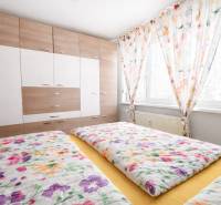 Útulná spálňa s farebnými prikrývkami.png