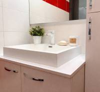 Moderná kúpeľňa s minimalistickým dizajnom.png