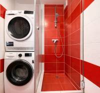 Modern kúpeľňa s červeným a bielym dizajnom.png