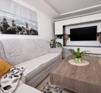 Moderný obývací priestor s kvetmi.png