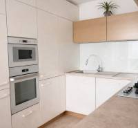 Moderná kuchyňa v dennom svetle.png