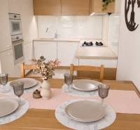 Minimalist škandinávsky interiér s teplými odtieňmi.png