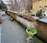 Erkély virágládákkal és kilátással a F. Madvu utcára Prievidzában nyugodt környezetet kínál.