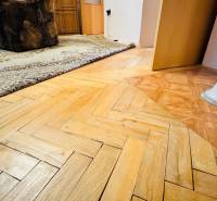 Fa dekorációjú padló a 3 szobás lakásban, szőnyeg és bútor a belső térben.