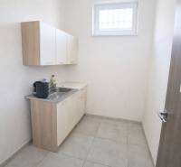 Konyhasarok mosogatóval és szekrényekkel kereskedelmi helyiségekben, világos csempe.