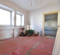 Szoba egy családi házban piros padlóval és ablakokkal, Bytča.