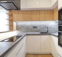 Konyha sima vonalakkal és fa dekor padlóval egy háromszobás lakásban.