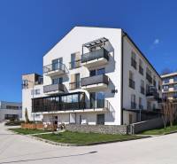 A Streženice utcai lakóház Púchovban különféle lakhatási lehetőségeket kínál.