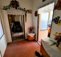 Előszoba egy háromszobás lakásban, dekorációkkal és virágokkal az asztalon.