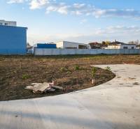 Külső tér Királyrévben kereskedelmi telkekkel, amelyek készen állnak a kiépítésre.